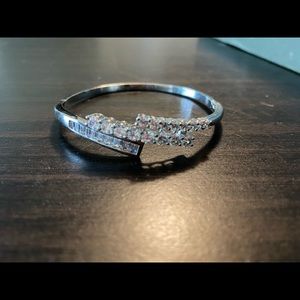 Hinged bracelet